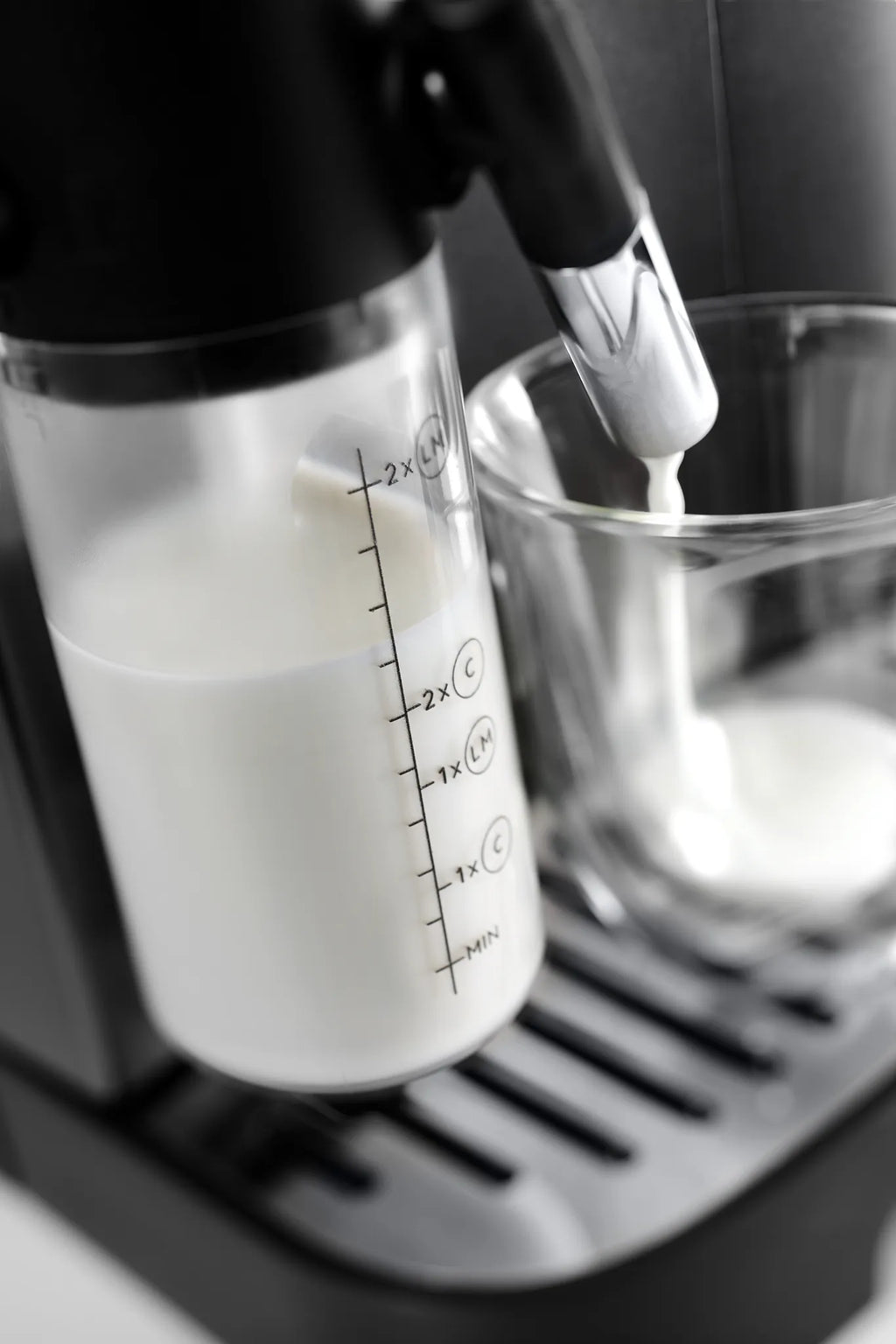 DeLonghi ECAM 290.81.TB Magnifica Evo Milk, Kaffee-Vollautomat, titanium/schwarz